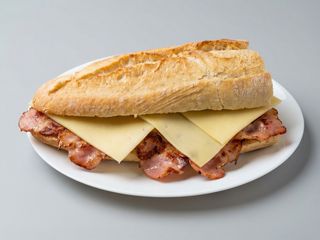 bocadillo de bacon con queso