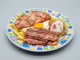 Plato n2 lomo, bacon, huevo, ensalada y patatas