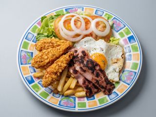Plato n1 tiras de pollo, huevos, bacon, patatas y ensalada