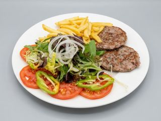 Plato n3  Dos hamburguesas con patatas fritas y ensalada