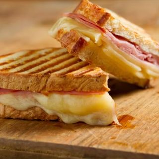 Sandwich bacon y queso