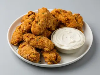 Pollo Kentucky con ensalada y patatas