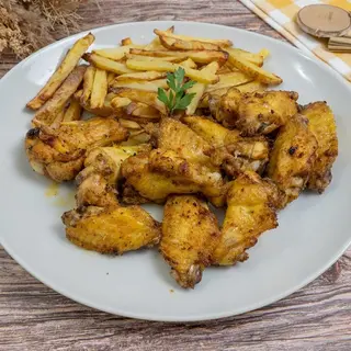 Alitas de pollo con patas fritas