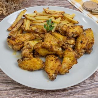 Alitas de pollo  con patas fritas