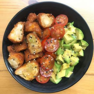 Poke kalamansi salmón