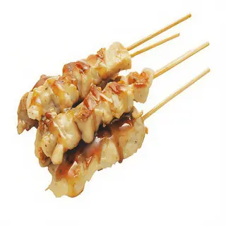 Pinchos de pollo con patatas fritas
