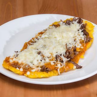 Patacón pisado con guiso, ternera y queso mozzarella