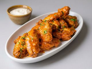 !! NUEVO!!  Alitas de pollo con un toque spicy (6ud.+salsa)