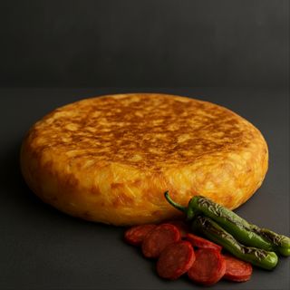 TORTILLA CON CHORIZO Y PIMIENTOS ASADOS