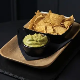 Nachos con guacamole