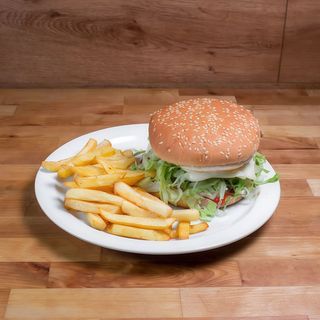 Hamburguesa de pollo con patatas y bebida