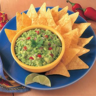 Nachos con carne kebab, queso y guacamole