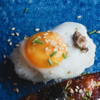 Nigiri huevo de codorniz trufado (1 pieza)