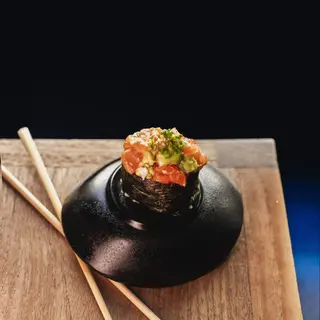 Nigiri crujiente de tartar de atún (1 pieza)