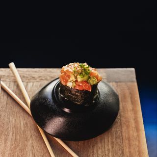 Nigiri crujiente de tartar de atún (1 pieza)