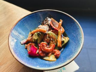 Wok de verduras con langostinos y calamares