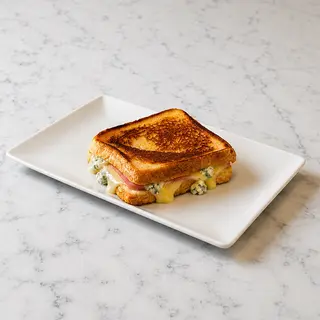 Sándwich jamón york, queso roquefort y queso havarti