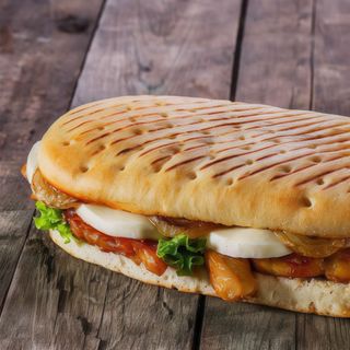 Bocata XL de pechuga de pollo con lechuga, tomate y mahonesa