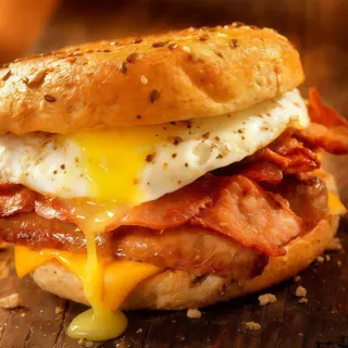 Bocata XL de beicon con queso y huevos fritos