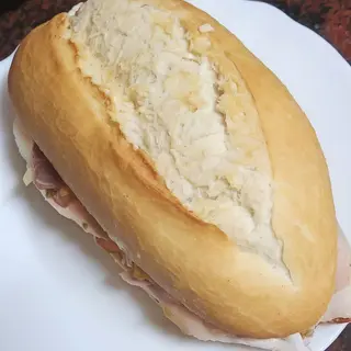 Bocadillo de pollo ,lomo ,queso y guacamole