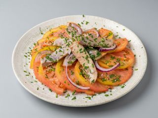 Ensalada de ventresca con tomate de la huerta 