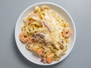 Fettuccine Alfredo con gambas y beicon