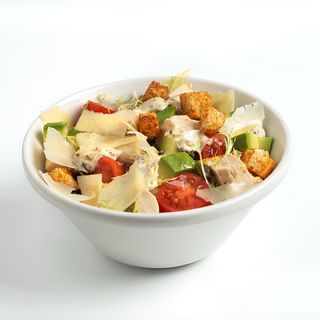 Ensalada de pollo rustido y aguacate