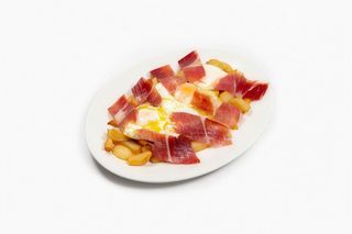 Huevos rotos de corral con jamón ibérico