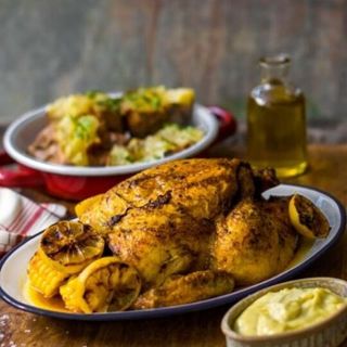 Pollo asado entero con patata asada