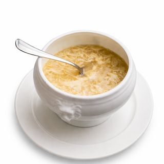 Sopa de pollo fideos y huevo