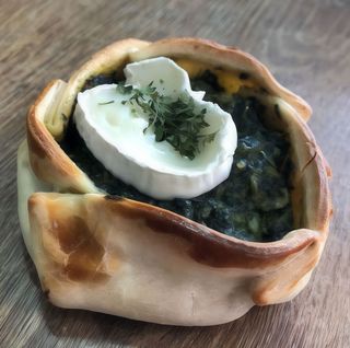 Empanada de espinacas con queso de cabra