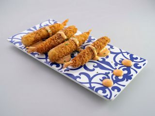 Langostinos torpedo con mayo de kimchi