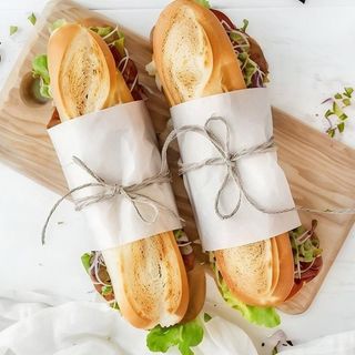 bocadillo de pechuga empanada