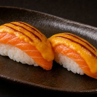 Queso salmón flameado con salsa teriyaki