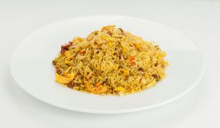 Arroz frito con pollo al curry