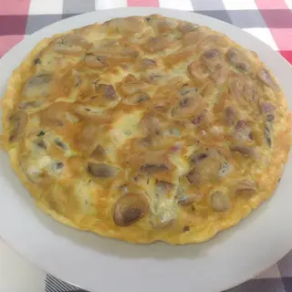 Tortilla de gambas, champiñones, ajo y perejil