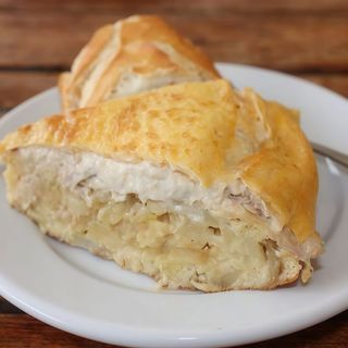 Tortilla de bacalao, ajo y perejil