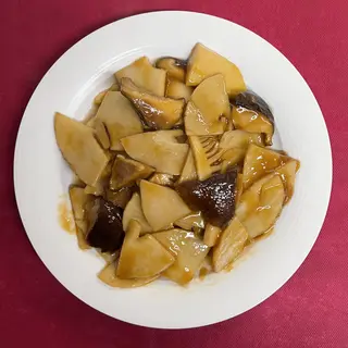 Brotes de bambú y setas chinas salteadas