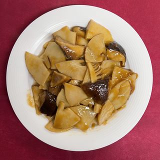 Brotes de bambú y setas chinas salteadas