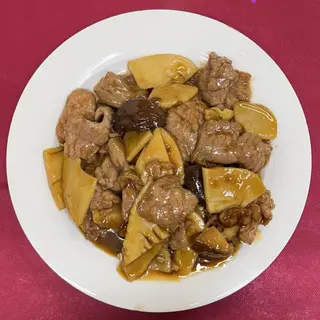 Ternera con bambú y setas