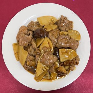 Ternera con bambú y setas