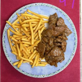 Ternera con patatas fritas