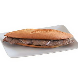 Bocadillo filete de ternera y queso