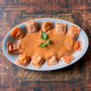 Ravioli Rosa di Salmone Alla Pana e Pomodoro