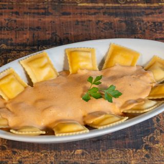 Ravioli Rosa di Salmone Alla Pana e Pomodoro