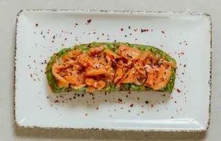 Tosta de samón y guacamole