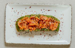 Tosta de samón y guacamole