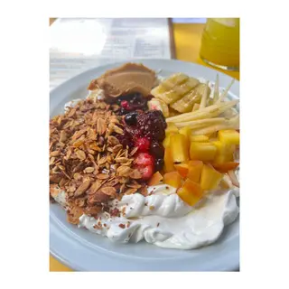 Yogurt Griego Bio con frutas de temporada, granola casera y agave