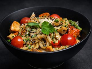 yakiudon con salmón