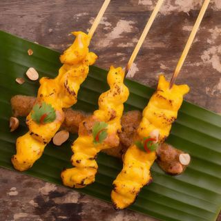 Combinado 3 Pinchitos Satay Con Papas + Bebida (330ml.)